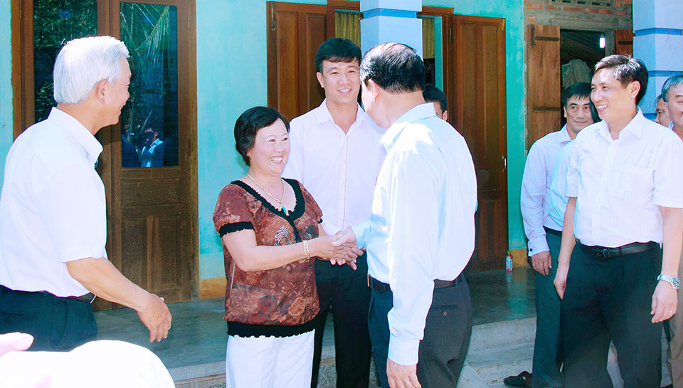 Phó Thủ Tướng bắt tay mẹ của Võ Tuấn Hải