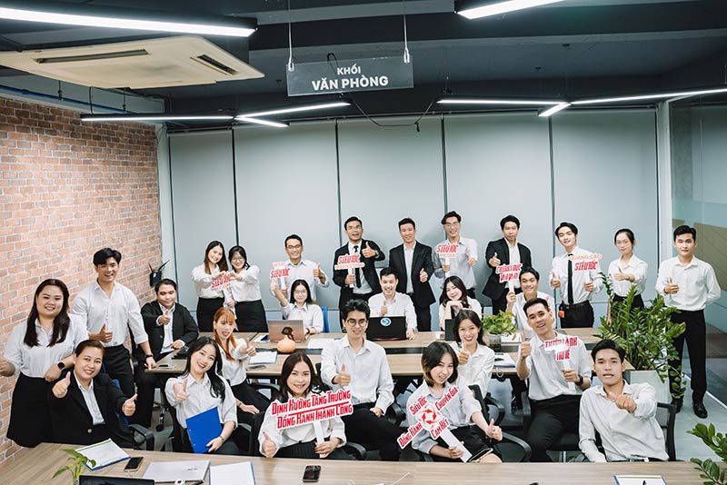 Amy Phạm Mai cùng đội ngũ nhân viên Quảng Cáo Siêu Tốc Amy Phạm Mai cùng đội ngũ nhân viên Quảng Cáo Siêu Tốc