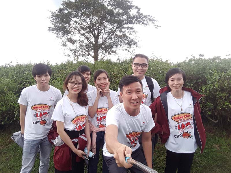 Lucia Thanh Thùy tham gia hoạt động teamwork cùng đồng nghiệp Lucia Thanh Thùy tham gia hoạt động teamwork cùng đồng nghiệp